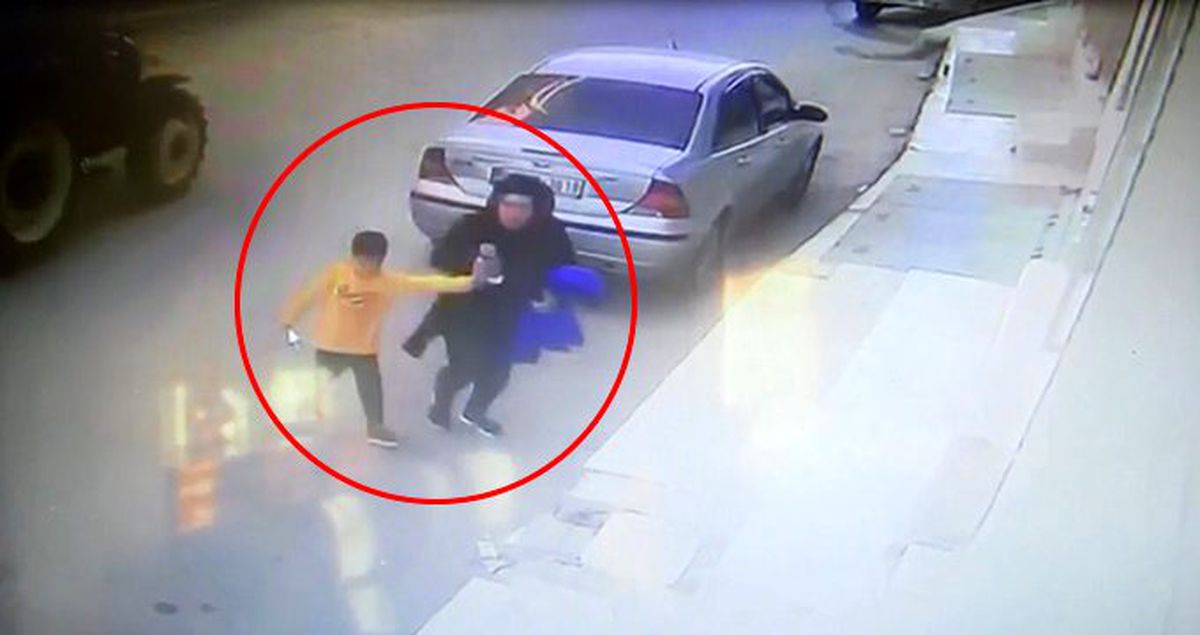 Anne ve oğlunun römorkun altında kalmaktan saniyelerle kurtuluşunu güvenlik kamerası kaydetti