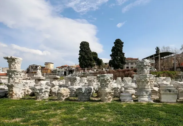 Antik Smyrna Kenti kazılarını İzmir Katip Çelebi Üniversitesi yürütecek Antik Smyrna Kenti kazılarını İzmir Katip Çelebi Üniversitesi yürütecek