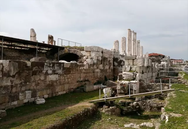 Antik Smyrna Kenti kazılarını İzmir Katip Çelebi Üniversitesi yürütecek Antik Smyrna Kenti kazılarını İzmir Katip Çelebi Üniversitesi yürütecek