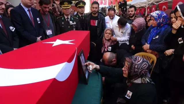 Bahar Kalkanı Harekatı'nda şehit olan Uzman Çavuş Tuncer'in cenazesi memleketi Trabzon'a getirildi Bahar Kalkanı Harekatı'nda şehit olan Uzman Çavuş Tuncer'in cenazesi memleketi Trabzon'a getirildi
