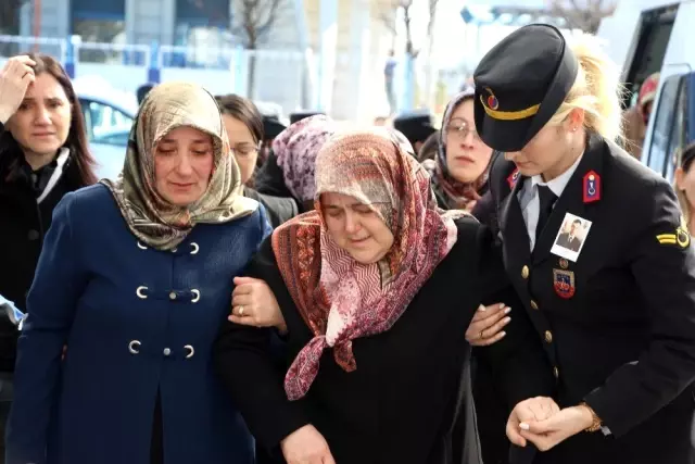 Bahar Kalkanı Harekatı'nda şehit olan Uzman Çavuş Tuncer'in cenazesi memleketi Trabzon'a getirildi Bahar Kalkanı Harekatı'nda şehit olan Uzman Çavuş Tuncer'in cenazesi memleketi Trabzon'a getirildi