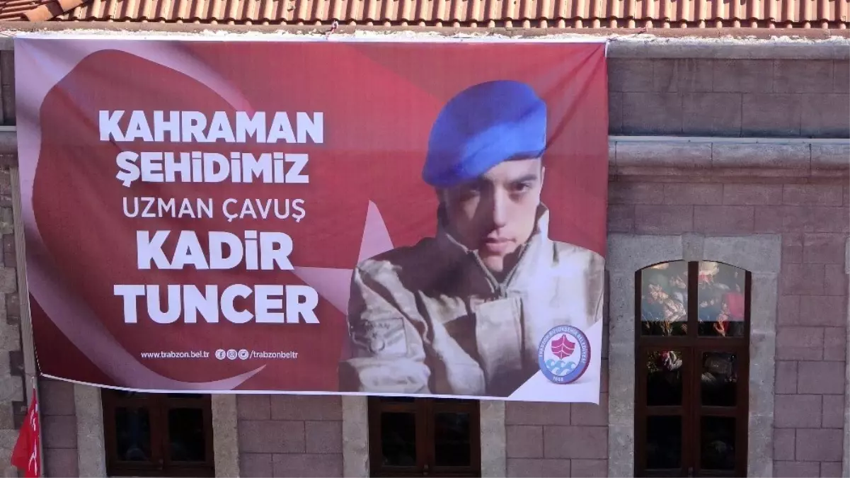 Bahar Kalkanı Harekatı'nda şehit olan Uzman Çavuş Kadir Tuncer son yolculuğuna dualarla uğurlandı