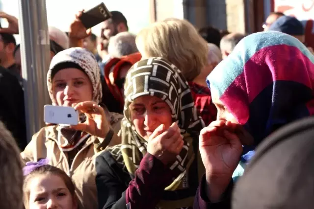 Bahar Kalkanı Harekatı'nda şehit olan Uzman Çavuş Kadir Tuncer son yolculuğuna dualarla uğurlandı Bahar Kalkanı Harekatı'nda şehit olan Uzman Çavuş Kadir Tuncer son yolculuğuna dualarla uğurlandı