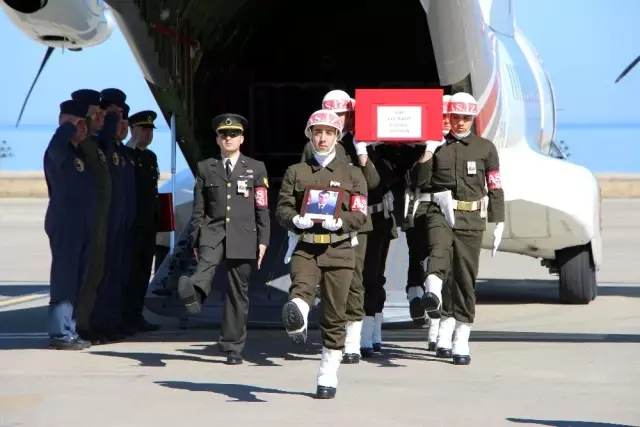 Bahar Kalkanı Harekatı'nda şehit olan Uzman Çavuş Tuncer'in cenazesi memleketi Trabzon'a getirildi Bahar Kalkanı Harekatı'nda şehit olan Uzman Çavuş Tuncer'in cenazesi memleketi Trabzon'a getirildi