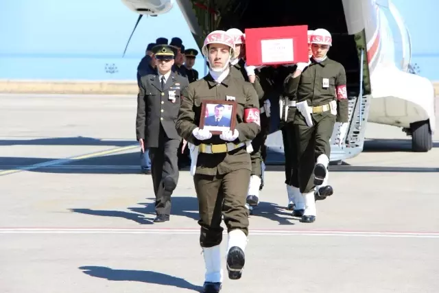 Bahar Kalkanı Harekatı'nda şehit olan Uzman Çavuş Tuncer'in cenazesi memleketi Trabzon'a getirildi Bahar Kalkanı Harekatı'nda şehit olan Uzman Çavuş Tuncer'in cenazesi memleketi Trabzon'a getirildi