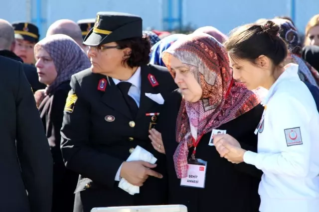 Bahar Kalkanı Harekatı'nda şehit olan Uzman Çavuş Tuncer'in cenazesi memleketi Trabzon'a getirildi Bahar Kalkanı Harekatı'nda şehit olan Uzman Çavuş Tuncer'in cenazesi memleketi Trabzon'a getirildi