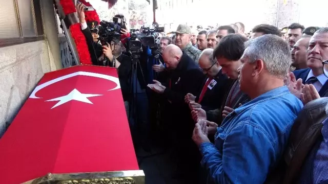 Bahar Kalkanı Harekatı'nda şehit olan Uzman Çavuş Kadir Tuncer son yolculuğuna dualarla uğurlandı Bahar Kalkanı Harekatı'nda şehit olan Uzman Çavuş Kadir Tuncer son yolculuğuna dualarla uğurlandı