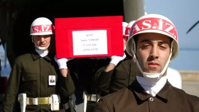 Bahar Kalkanı Harekatı'nda şehit olan Uzman Çavuş Tuncer'in cenazesi memleketi Trabzon'a getirildi Bahar Kalkanı Harekatı'nda şehit olan Uzman Çavuş Tuncer'in cenazesi memleketi Trabzon'a getirildi