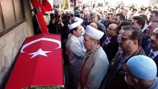 Bahar Kalkanı Harekatı'nda şehit olan Uzman Çavuş Kadir Tuncer son yolculuğuna dualarla uğurlandı Bahar Kalkanı Harekatı'nda şehit olan Uzman Çavuş Kadir Tuncer son yolculuğuna dualarla uğurlandı
