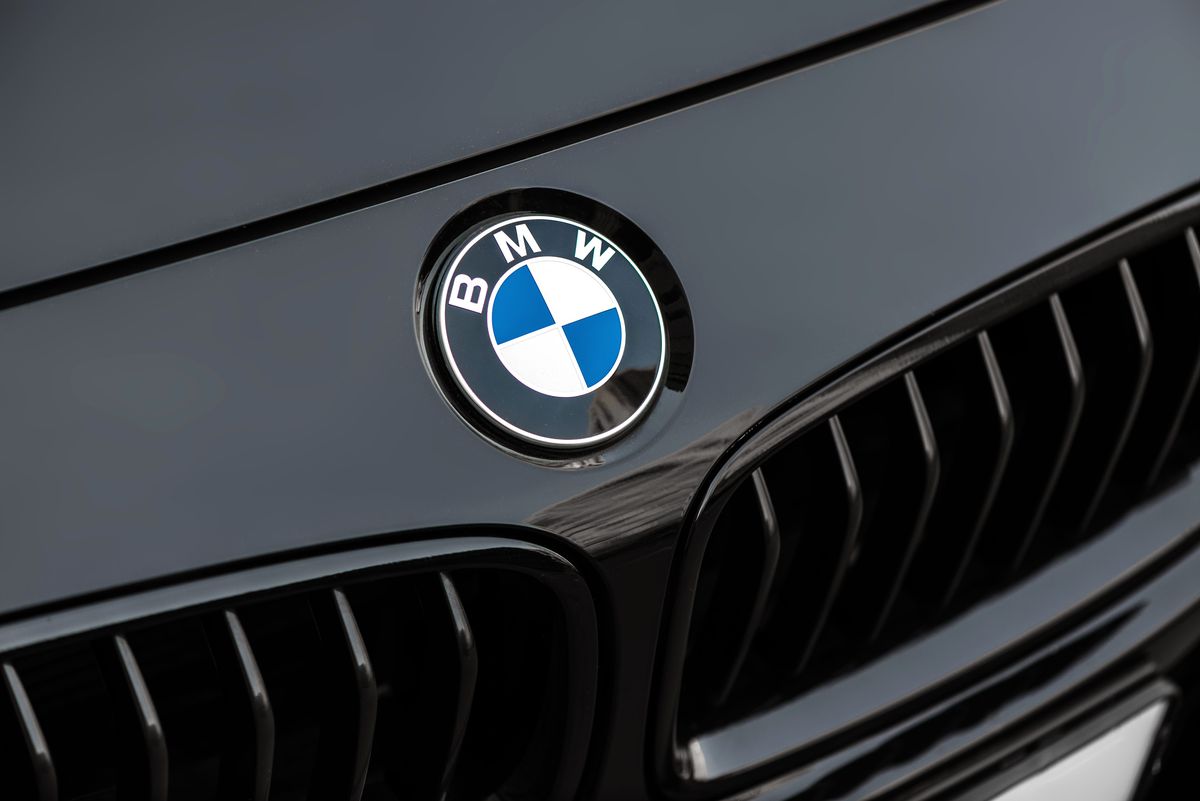 Alman otomotiv devi BMW, logosunu değiştirdi