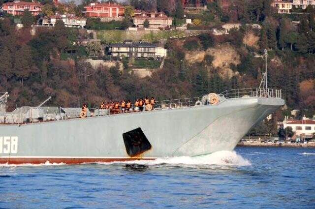 Boğaz'dan bir Rus savaş gemisi daha geçti! Ağır silahlı bir askerin nöbet tutuğu görüldü