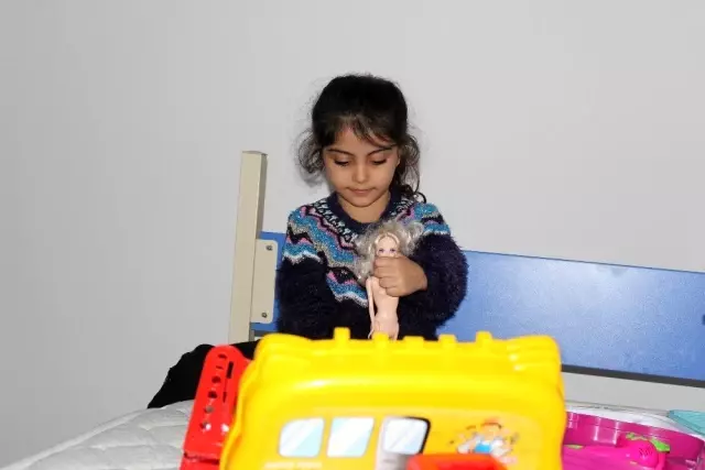 Depremde yanmıştı, küçük kız yapay ve kendi derisinin nakli ile tedavi edildi Depremde yanmıştı, küçük kız yapay ve kendi derisinin nakli ile tedavi edildi