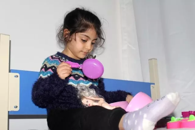 Depremde yanmıştı, küçük kız yapay ve kendi derisinin nakli ile tedavi edildi Depremde yanmıştı, küçük kız yapay ve kendi derisinin nakli ile tedavi edildi