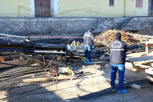 Devrilen vincin altında kalan işçi ağır yaralandı Devrilen vincin altında kalan işçi ağır yaralandı