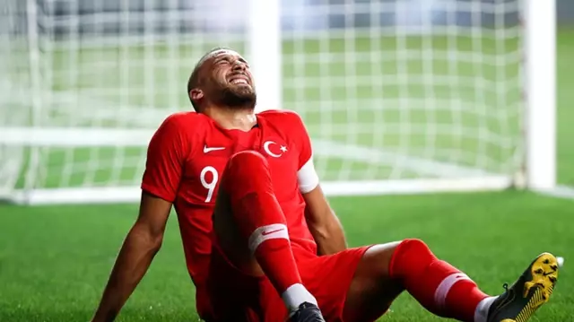 Dizinden sakatlanan Cenk Tosun, 6 ay sahalardan uzak kalacak! EURO 2020'de yok
