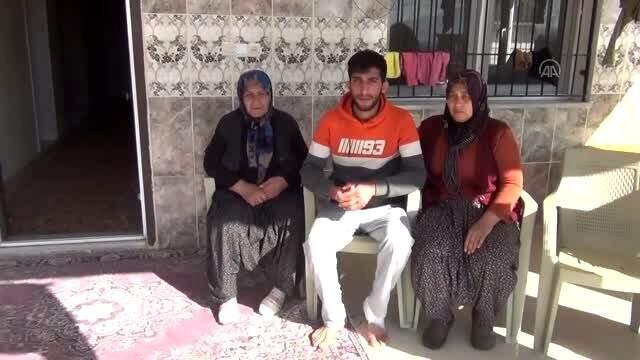 Getirildiği babaevine asılı bayrağı öpen İdlib gazisi: Bayrağım ve vatanım için canım feda.