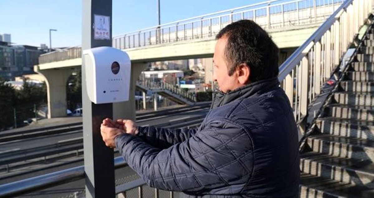 İBB, koronavirüse karşı önlem olarak duraklara dezenfektan cihazları yerleştiriyor