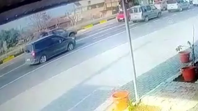 Kırmızı ışıkta bekleyen araçlara tır çarptı: 3 yaralı Kırmızı ışıkta bekleyen araçlara tır çarptı: 3 yaralı