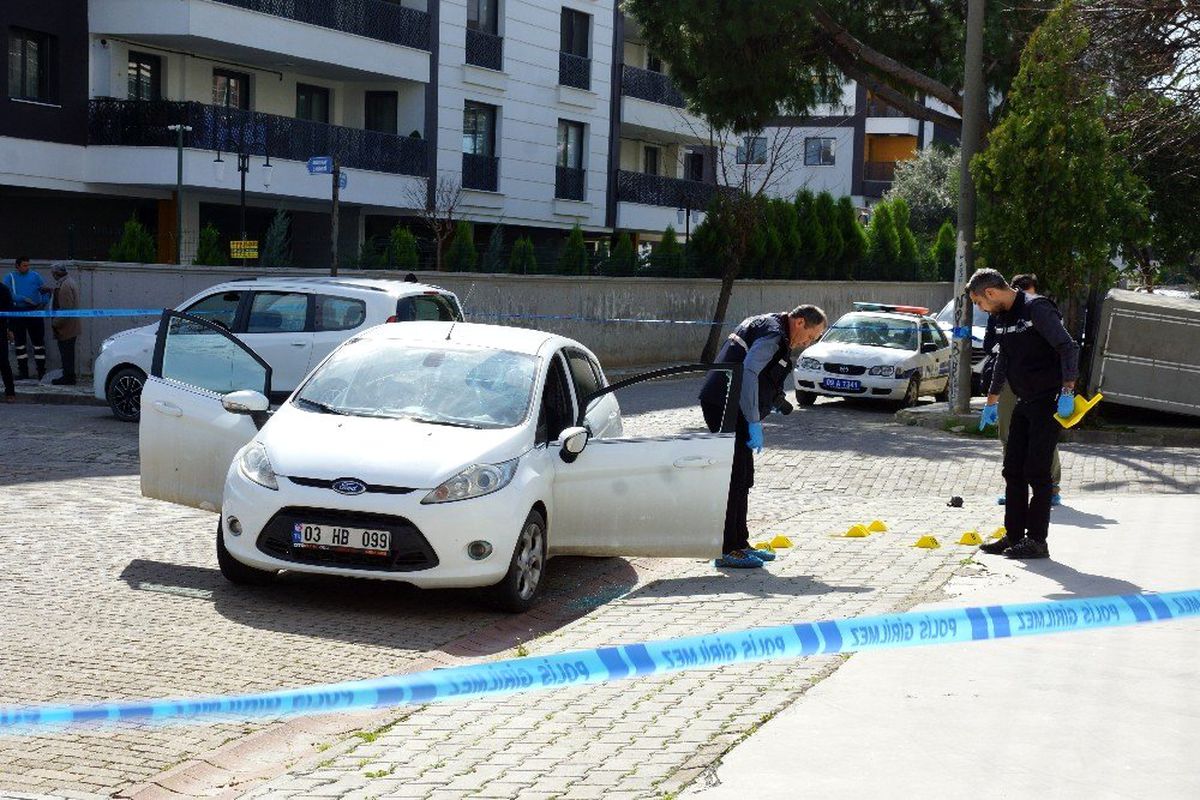 Kendisinden ayrılmak isteyen kız arkadaşının aracının önünü kesen polis memuru, sokak ortasında sevgilisine kurşun yağdırdı