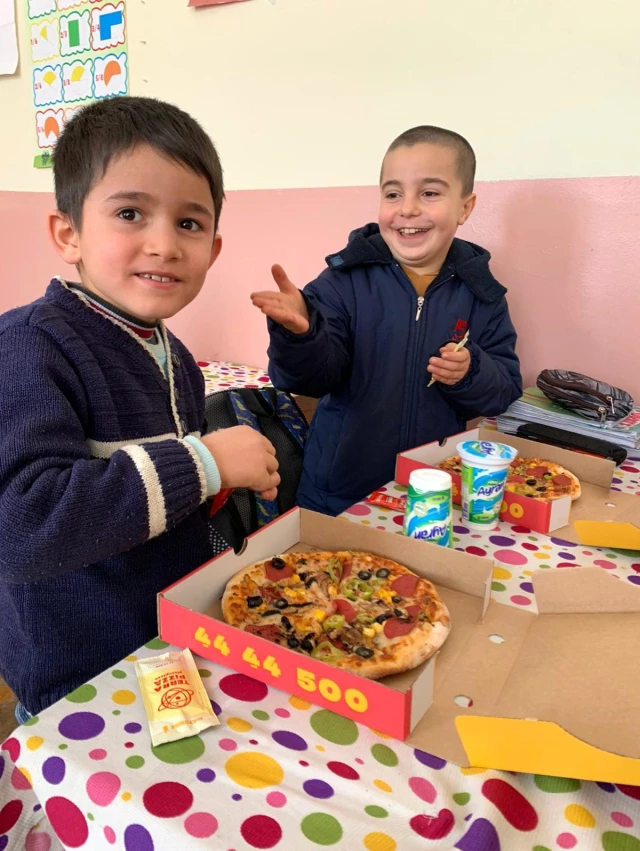 Köy köy gezip çocuklara pizza tattırıyor haberi fotografı, fotografları
