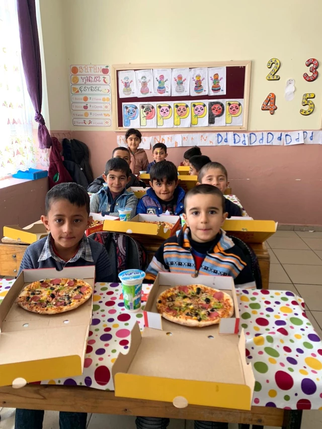 Köy köy gezip çocuklara pizza tattırıyor haberi fotografı, fotografları
