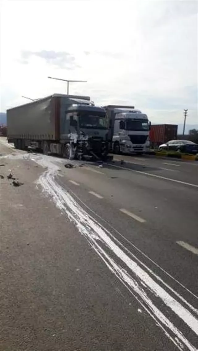 Manisa'da kırmızı ışıkta bekleyen araçlara tır çarptı: 3 yaralı Manisa'da kırmızı ışıkta bekleyen araçlara tır çarptı: 3 yaralı