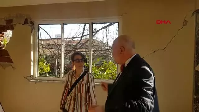Manisa deprem uzmanı prof. dr. ercan, kırkağaç'ta inceleme yaptı Manisa deprem uzmanı prof. dr. ercan, kırkağaç'ta inceleme yaptı