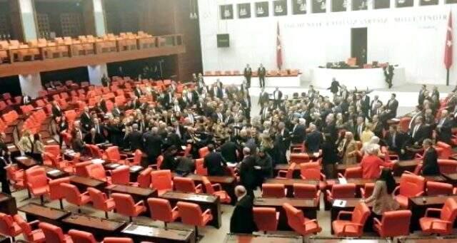 Meclis'teki kavga sonrası AK Parti'den ilk açıklama: CHP Grup Başkanvekili açık bir ihanet içerisindedir