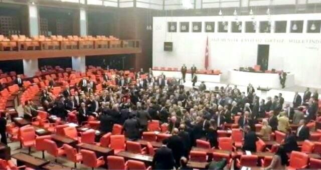 Meclis'teki kavga sonrası AK Parti'den ilk açıklama: CHP Grup Başkanvekili açık bir ihanet içerisindedir