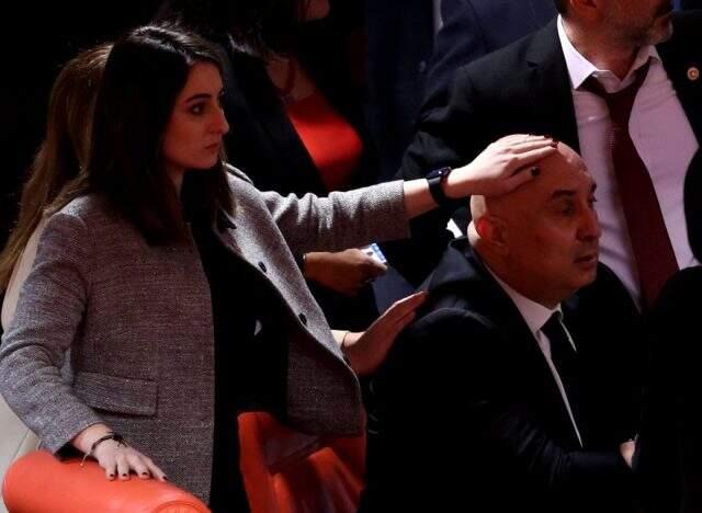 Meclis'teki yumruklu kavga sonrası CHP'li Engin Özkoç'un kafasında ve yüzünde şişlik oluştu