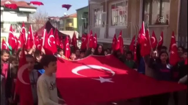 Öğrencilere şehit evinin önünde 'vatan' dersi Öğrencilere şehit evinin önünde 'vatan' dersi
