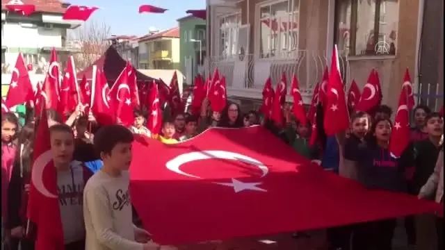 Öğrencilere şehit evinin önünde 'vatan' dersi Öğrencilere şehit evinin önünde 'vatan' dersi