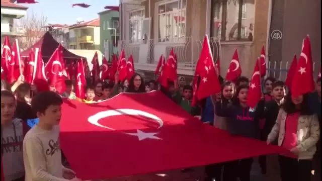 Öğrencilere şehit evinin önünde 'vatan' dersi Öğrencilere şehit evinin önünde 'vatan' dersi