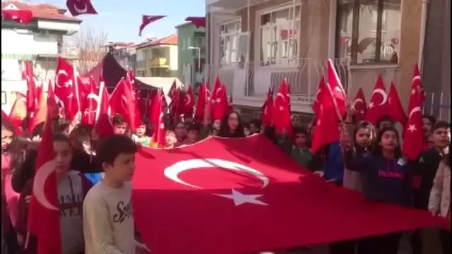 Öğrencilere şehit evinin önünde 'vatan' dersi Öğrencilere şehit evinin önünde 'vatan' dersi