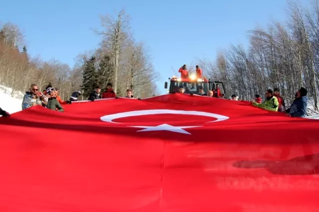 (Özel) Kayak tutkunları İdlib için dev Türk bayrağıyla kaydı