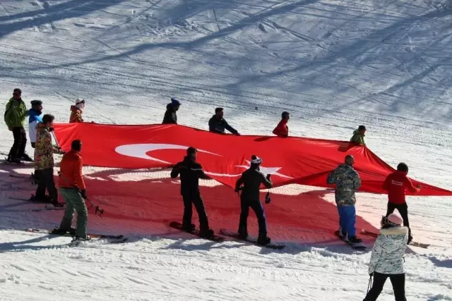 (Özel) Kayak tutkunları İdlib için dev Türk bayrağıyla kaydı