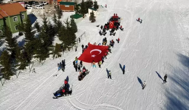 (Özel) Kayak tutkunları İdlib için dev Türk bayrağıyla kaydı