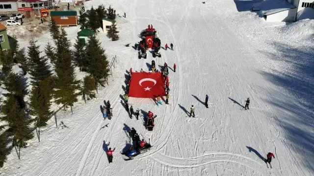 (Özel) Kayak tutkunları İdlib için dev Türk bayrağıyla kaydı