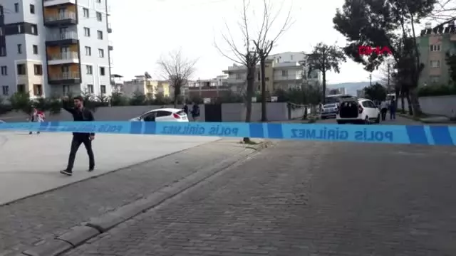 Polis memuru, meslektaşı sevgilisini öldürüp, annesini yaraladı Polis memuru, meslektaşı sevgilisini öldürüp, annesini yaraladı