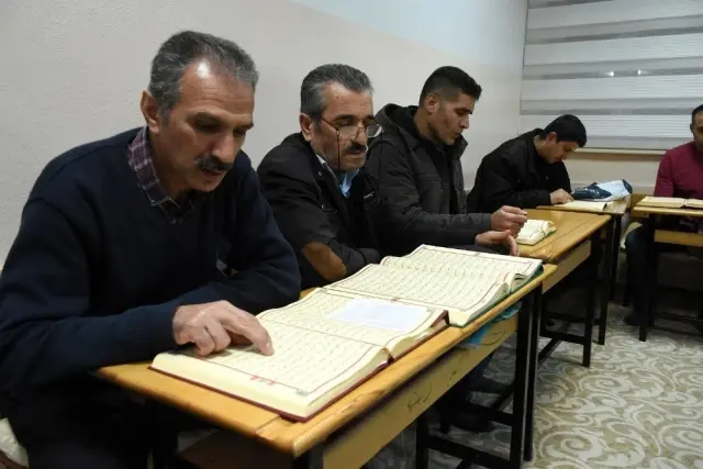 Şahinbey'den işçilere gece Kur'an kursu Şahinbey'den işçilere gece Kur'an kursu