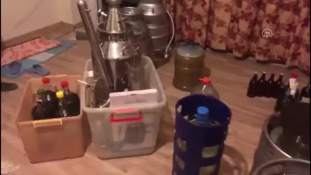 Sahte içki ürettiği iddia edilen iki şüpheli gözaltına alındı.