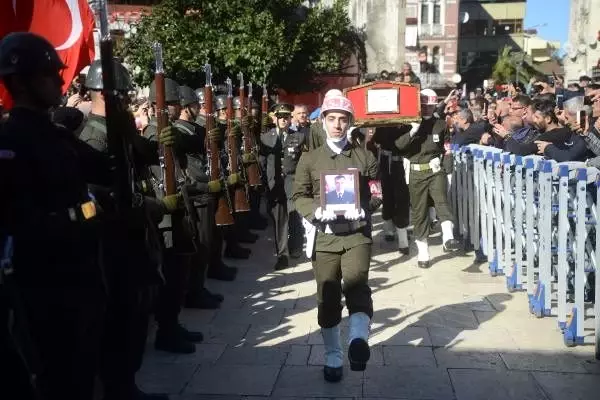 Şehit Uzman Çavuş Tuncer'in cenazesi, Trabzon'da (2) Şehit Uzman Çavuş Tuncer'in cenazesi, Trabzon'da (2)