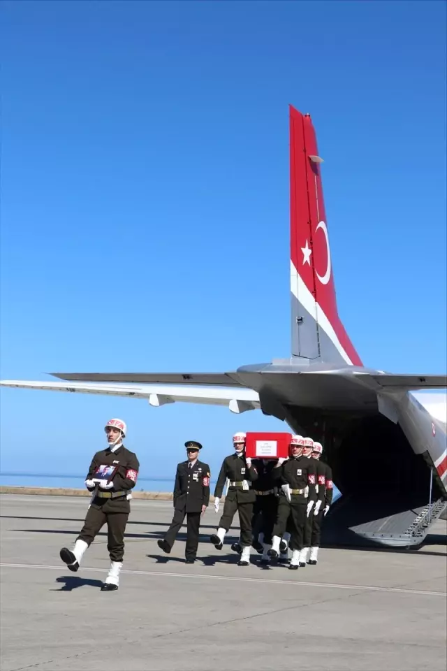Şehit Uzman Çavuş Tuncer'in naaşı memleketine getirildi Şehit Uzman Çavuş Tuncer'in naaşı memleketine getirildi