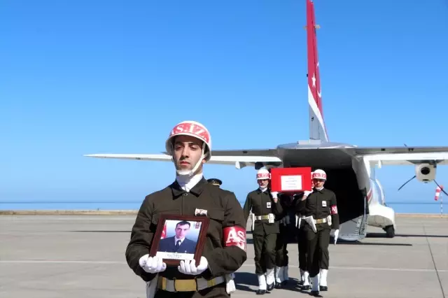 Şehit Uzman Çavuş Tuncer'in naaşı memleketine getirildi Şehit Uzman Çavuş Tuncer'in naaşı memleketine getirildi