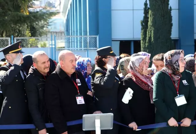 Şehit Uzman Çavuş Tuncer'in naaşı memleketine getirildi Şehit Uzman Çavuş Tuncer'in naaşı memleketine getirildi