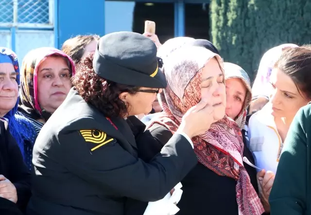 Şehit Uzman Çavuş Tuncer'in naaşı memleketine getirildi Şehit Uzman Çavuş Tuncer'in naaşı memleketine getirildi