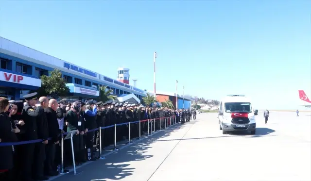 Şehit Uzman Çavuş Tuncer'in naaşı memleketine getirildi Şehit Uzman Çavuş Tuncer'in naaşı memleketine getirildi
