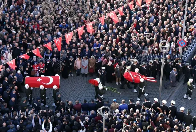 Şehit Uzman Çavuş Tuncer son yolculuğuna uğurlandı Şehit Uzman Çavuş Tuncer son yolculuğuna uğurlandı