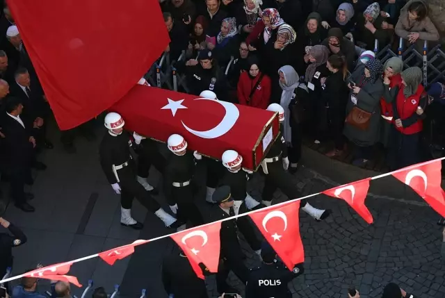 Şehit Uzman Çavuş Tuncer son yolculuğuna uğurlandı Şehit Uzman Çavuş Tuncer son yolculuğuna uğurlandı