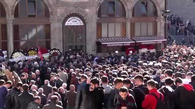 Şehit Uzman Çavuş Tuncer, son yolculuğuna uğurlandı (2) Şehit Uzman Çavuş Tuncer, son yolculuğuna uğurlandı (2)